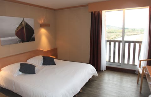 Comfort Room (Left Shore Building) | In-room safe, desk, soundproofing, free cribs/infant beds