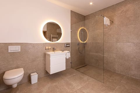 Superior Apartment | Bathroom | Free toiletries, hair dryer, towels