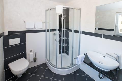 Family Room | Bathroom | Shower, free toiletries, hair dryer, towels