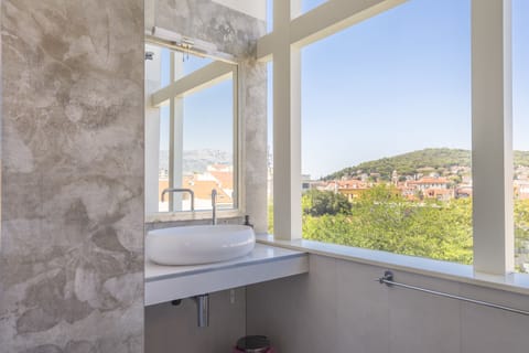 Deluxe Luxury Suite with City View | Bathroom sink