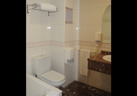 Single Room | Bathroom | Combined shower/tub, free toiletries, hair dryer, towels