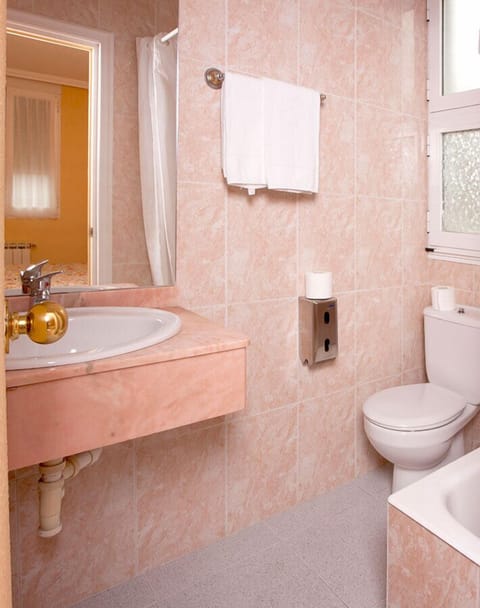 Twin Room | Bathroom | Free toiletries, hair dryer, towels