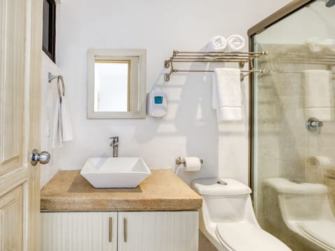 Standard Room | Bathroom | Shower, free toiletries, hair dryer, towels