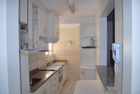 Apartment, 3 Bedrooms | Private kitchen | Fridge, microwave, stovetop, cookware/dishes/utensils