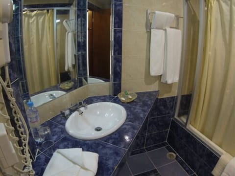 Executive Room, 1 King Bed | Bathroom sink