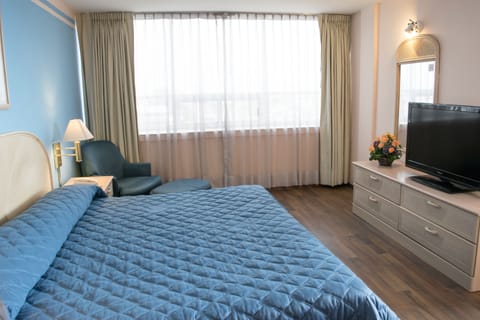 Executive Room, 1 King Bed | Desk, iron/ironing board, free WiFi, bed sheets