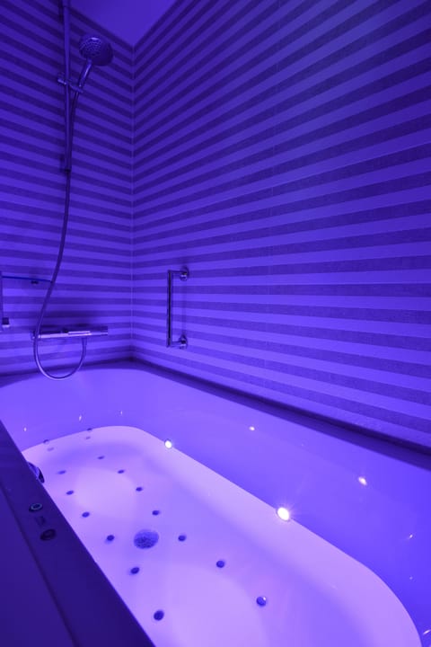 Executive Double Room, Lake View, Lakeside | Minibar, in-room safe, desk, blackout drapes