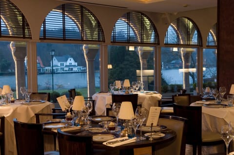 Lunch and dinner served, international cuisine