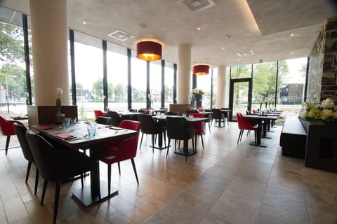 Breakfast, lunch, dinner served; international cuisine 