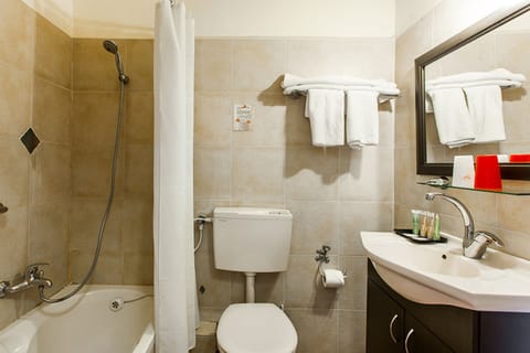 Standard Single Room | Bathroom | Combined shower/tub, free toiletries, hair dryer, towels