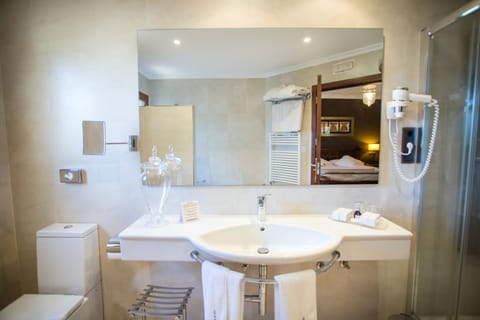 Romantic Double Room, Terrace | Bathroom | Free toiletries, hair dryer, bidet, towels