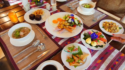 Daily cooked-to-order breakfast (THB 300 per person)