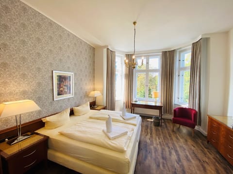 Double Room | Living room | 32-inch TV with cable channels