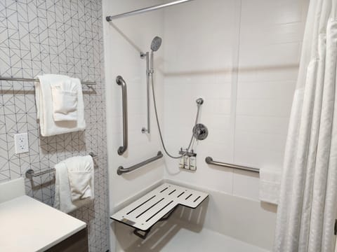 Standard Room, 1 King Bed, Accessible (Mobility, Roll-In Shower) | Bathroom | Combined shower/tub, hair dryer, towels