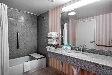 Combined shower/tub, hair dryer, towels