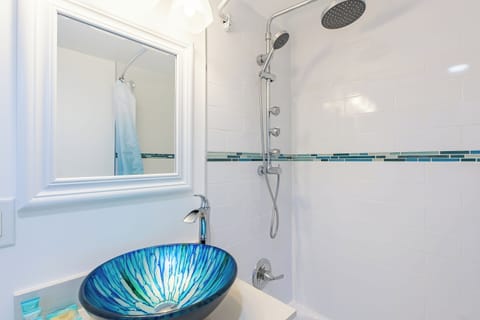 Deluxe Junior Suite Double | Bathroom | Combined shower/tub, rainfall showerhead, free toiletries, hair dryer