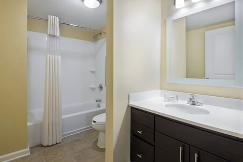 Combined shower/tub, hair dryer, towels