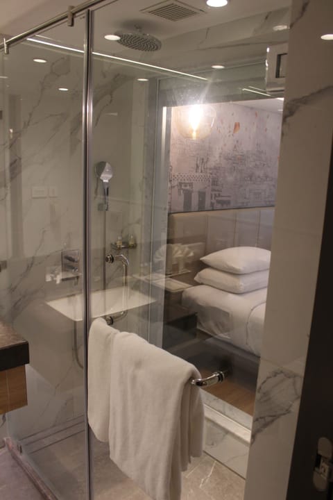 Superior Room | Bathroom | Free toiletries, hair dryer, bathrobes, slippers