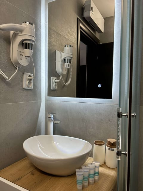 Standard Studio | Bathroom | Shower, free toiletries, hair dryer, towels