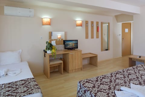 Standard Single Room | Bathroom | Eco-friendly toiletries, hair dryer, towels