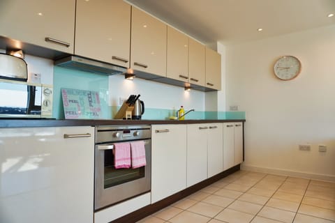 Apartment, 2 Bedrooms | Private kitchen | Fridge, microwave, oven, stovetop