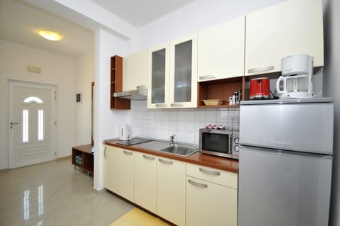 Studio, Terrace, Ground Floor | Private kitchen | Fridge, microwave, stovetop, coffee/tea maker