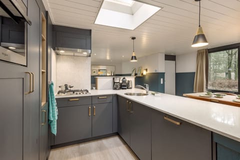 Deluxe Cottage, 3 Bedrooms | Private kitchen