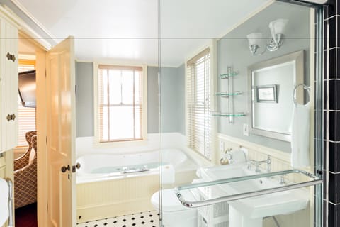 Deluxe Room, 1 King Bed | Bathroom | Free toiletries, towels