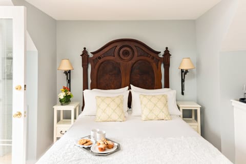 Superior Room, 1 Queen Bed | Premium bedding, in-room safe, soundproofing, iron/ironing board