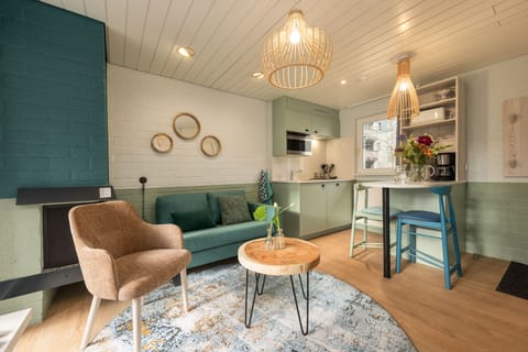 Premium Room | Living area | 80-cm TV with cable channels