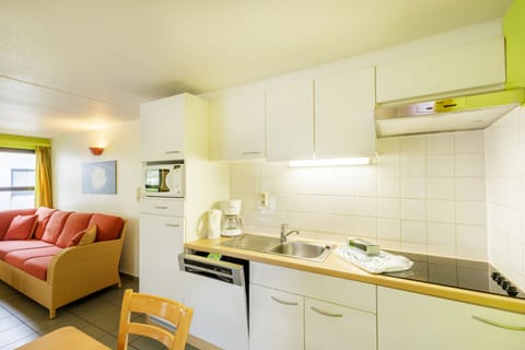 Comfort Cottage (Select 8) | Private kitchen | Fridge, microwave, dishwasher, electric kettle