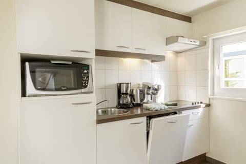 Exclusive Bungalow (holidayhouse ) | Private kitchen | Electric kettle, toaster, highchair