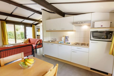 Standard Bungalow (Select holidayhouse) | Private kitchen | Electric kettle, toaster, highchair