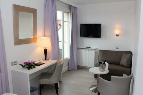 Executive Room, 1 Queen Bed, Non Smoking, Balcony | Room amenity