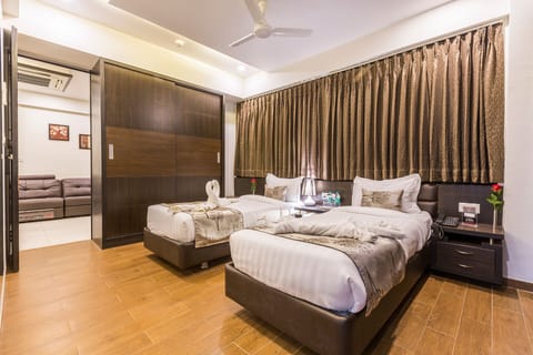 Executive Double Room Single Use, 1 Bedroom, Kitchenette, City View | Minibar, in-room safe, desk, soundproofing