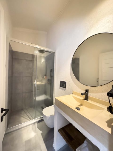 Deluxe Double Room, 1 Bedroom | Bathroom | Hydromassage showerhead, free toiletries, hair dryer, slippers