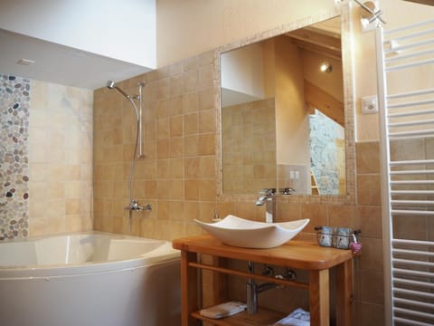 Shower, free toiletries, towels