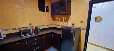 Apartment, 3 Bedrooms, Kitchen | Private kitchen | Full-size fridge, microwave, oven, stovetop