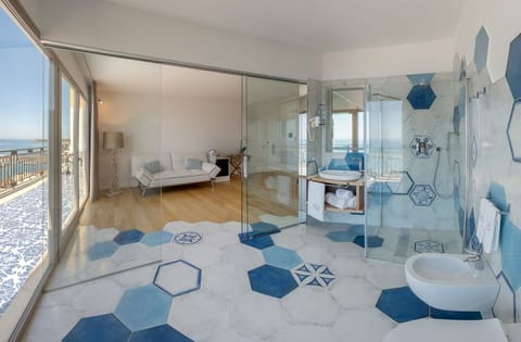 Superior Suite, Sea View | Bathroom | Shower, free toiletries, hair dryer, bathrobes