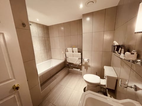 Double Room | Bathroom | Free toiletries, hair dryer, towels