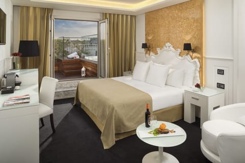 Red Level Grand Premium with Terrace | Premium bedding, minibar, in-room safe, individually furnished