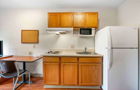 Standard Studio, Non Smoking, Refrigerator & Microwave | Private kitchen | Full-size fridge, microwave, stovetop, freezer