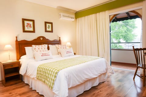 Deluxe Double Room, Balcony, Garden View | Minibar, in-room safe, blackout drapes, soundproofing