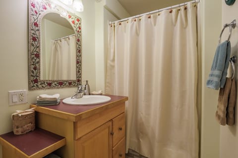 Suite, 1 Queen Bed | Bathroom | Free toiletries, towels