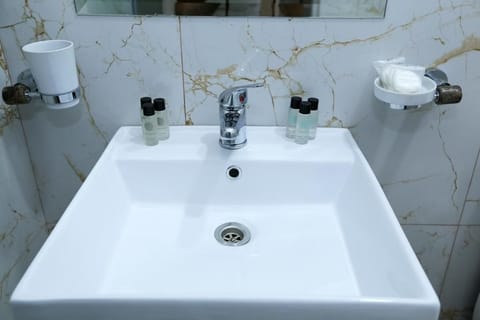 Quadruple Room | Bathroom sink