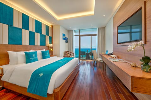 Deluxe King Ocean Front With Balcony - Free 30m Foot Massage | Premium bedding, pillowtop beds, minibar, in-room safe