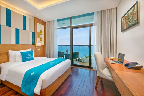 Deluxe King Ocean Front With Balcony - Free 30m Foot Massage | Premium bedding, pillowtop beds, minibar, in-room safe