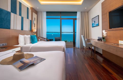Deluxe Twin Ocean Front With Balcony - Free 30m Foot Massage | Premium bedding, pillowtop beds, minibar, in-room safe