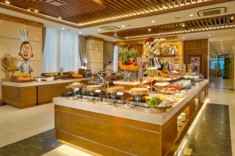 Daily full breakfast (VND 180000 per person)