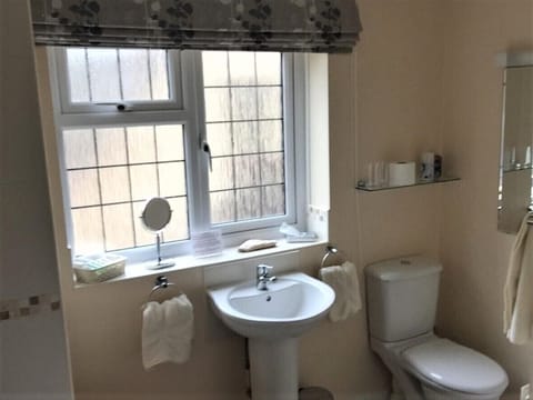 Double Room, Ensuite | Bathroom | Free toiletries, towels